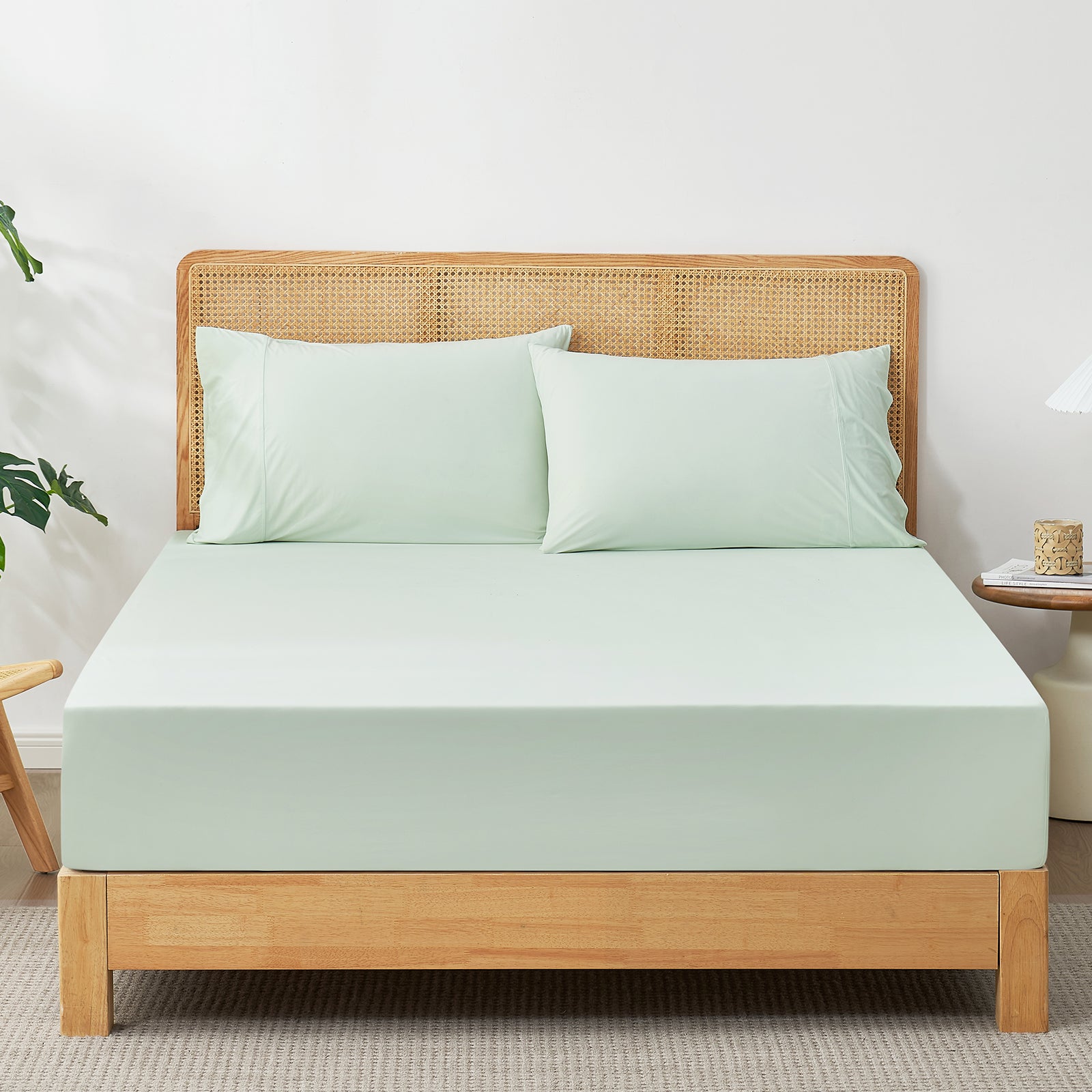 Cooling fitted sheet set in light green on a wooden bed, cozy bedding for a comfortable sleep #Color_Light Mint Green