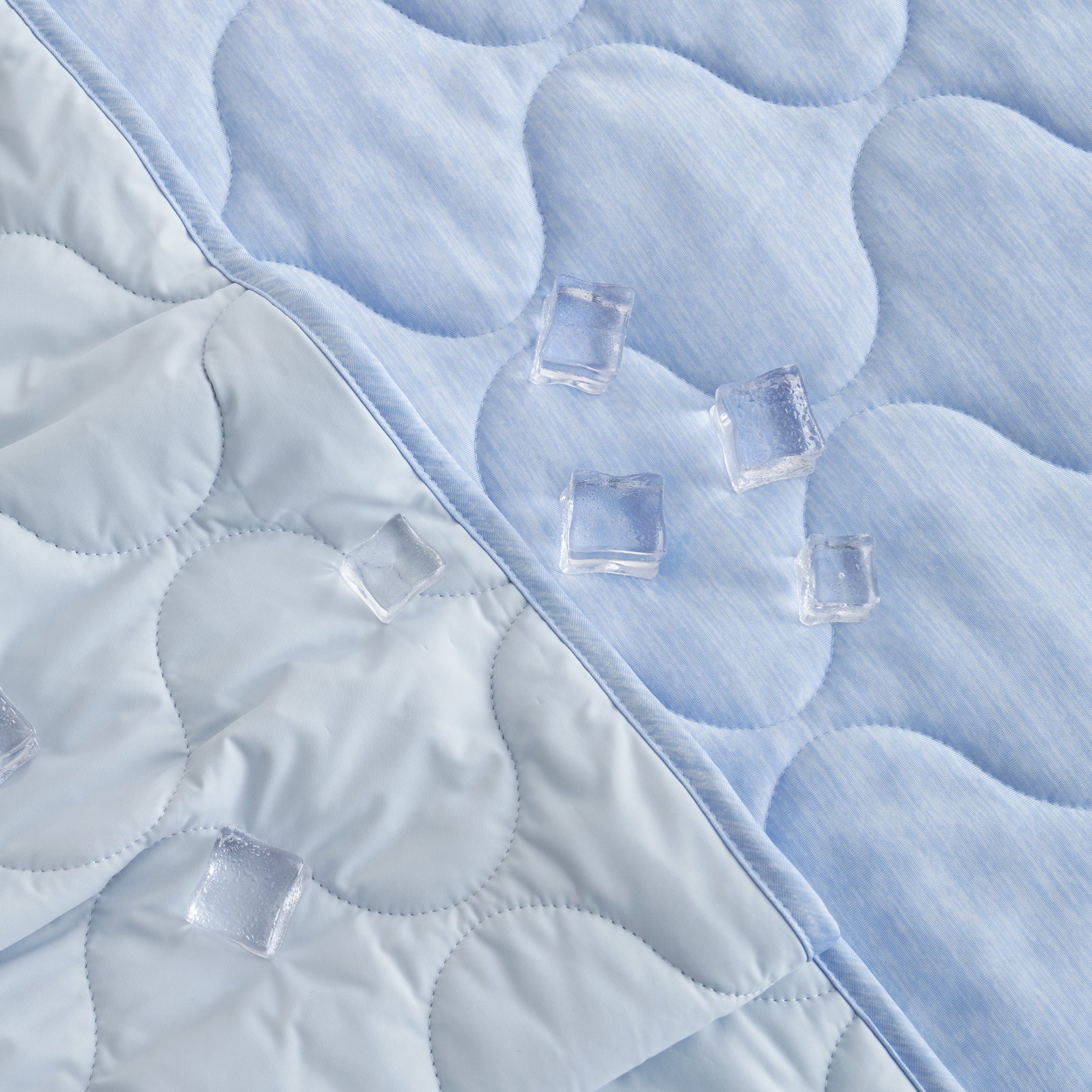 Cooling blanket detail with ice cubes, double side, cloud pattern #color_Cool Blue