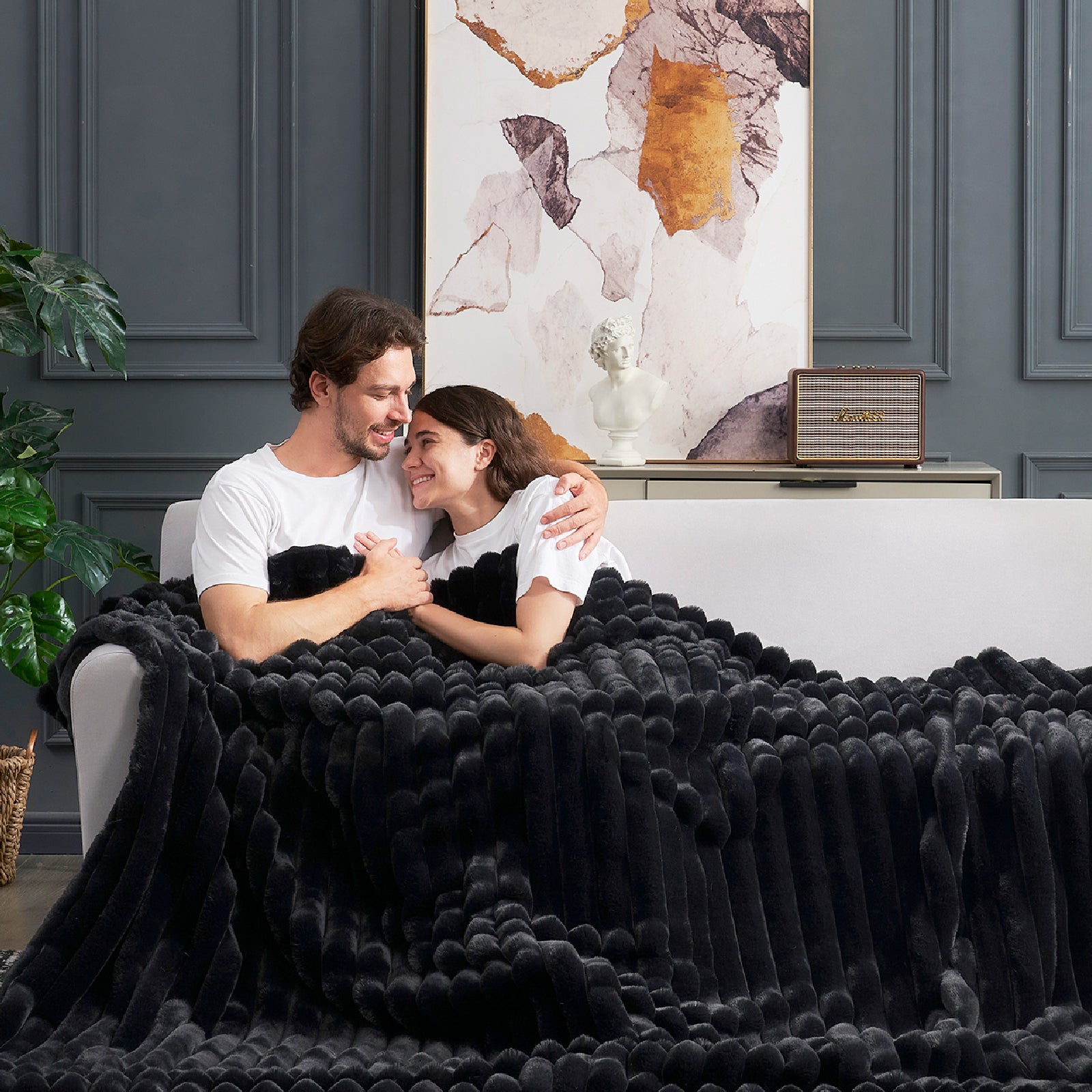 Couple cuddling with Cozy Bliss black faux fur blanket #color_Black