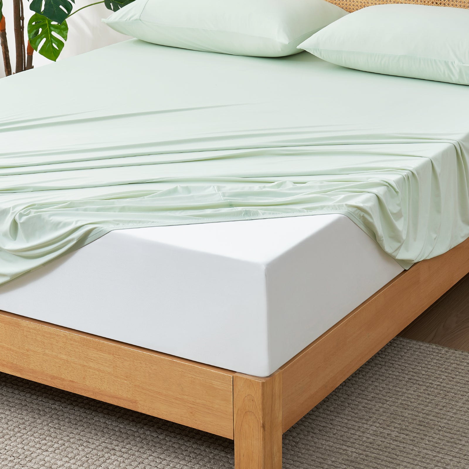 Light green cooling fitted sheet set on a wooden bed, ultra-soft and breathable bedding #Color_Light Mint Green