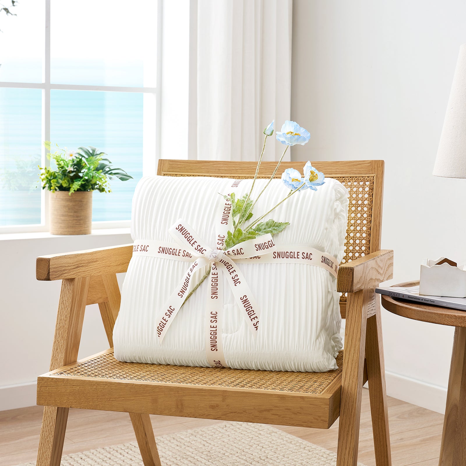 Cooling comforter as a gift, perfect cozy and thoughtful present for better sleep.#color_White