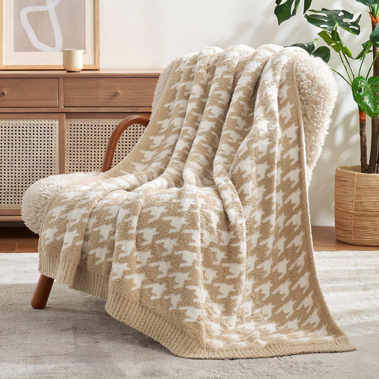 Reversible Houndstooth Feather Yarn Throw