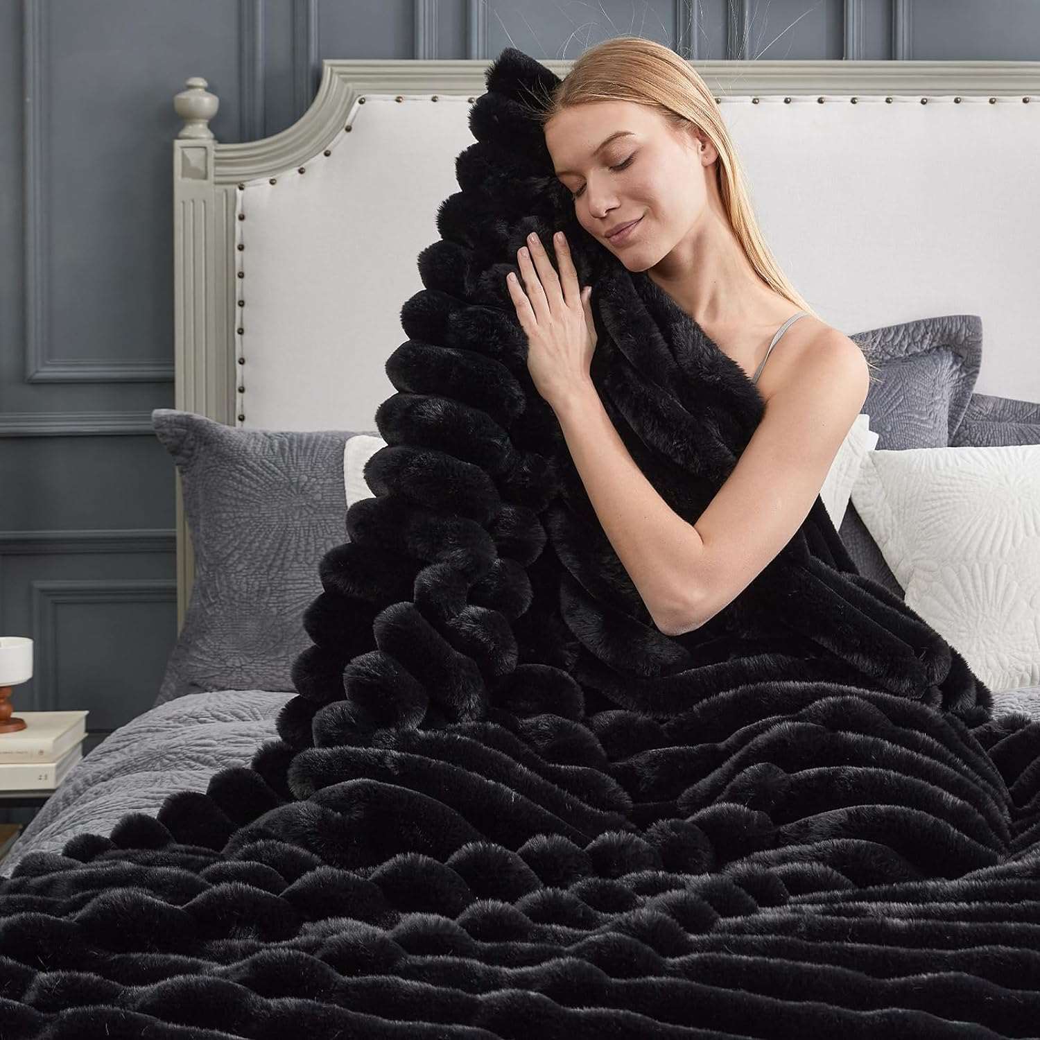 Woman with Cozy Bliss black faux fur blanket #color_Black