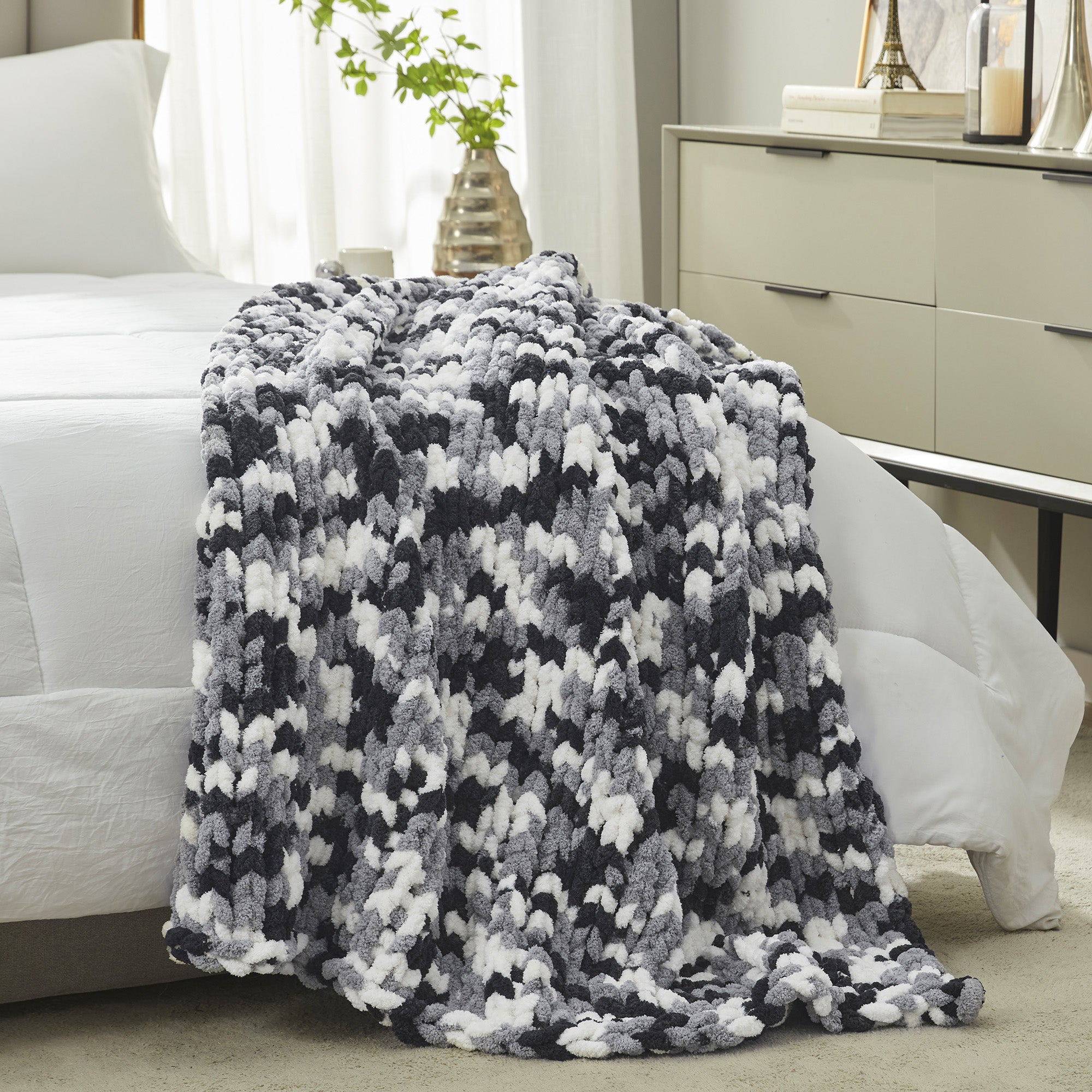 Cozy Bliss X Amélie Home Handmade Chenille Cable Knitted Crochet Throw Blanket