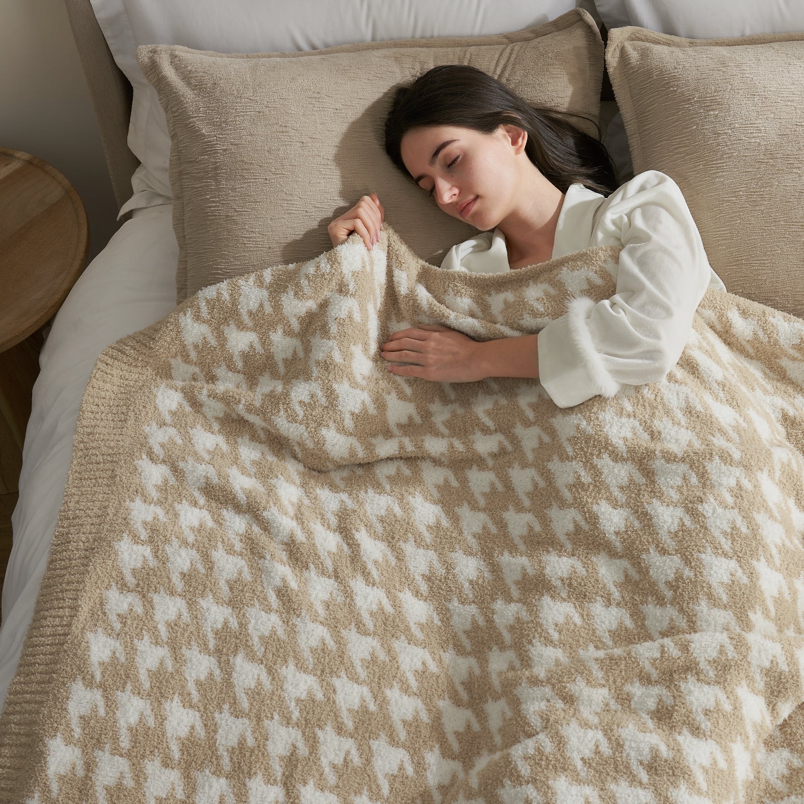 Reversible Houndstooth Feather Yarn Throw