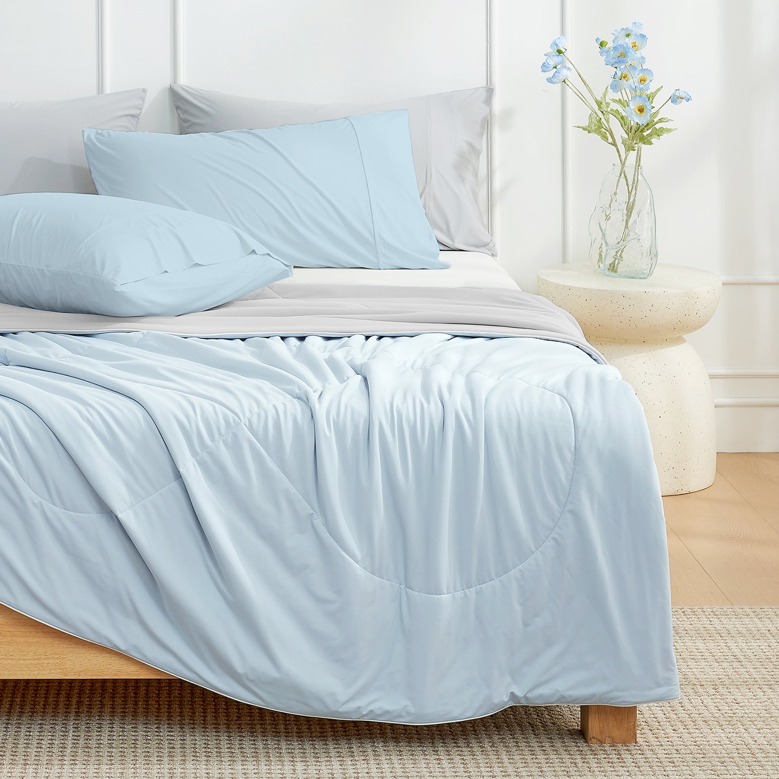 Light blue cooling comforter and pillows on a bed, Cozy Bliss home textile #Color_Grey/Blue