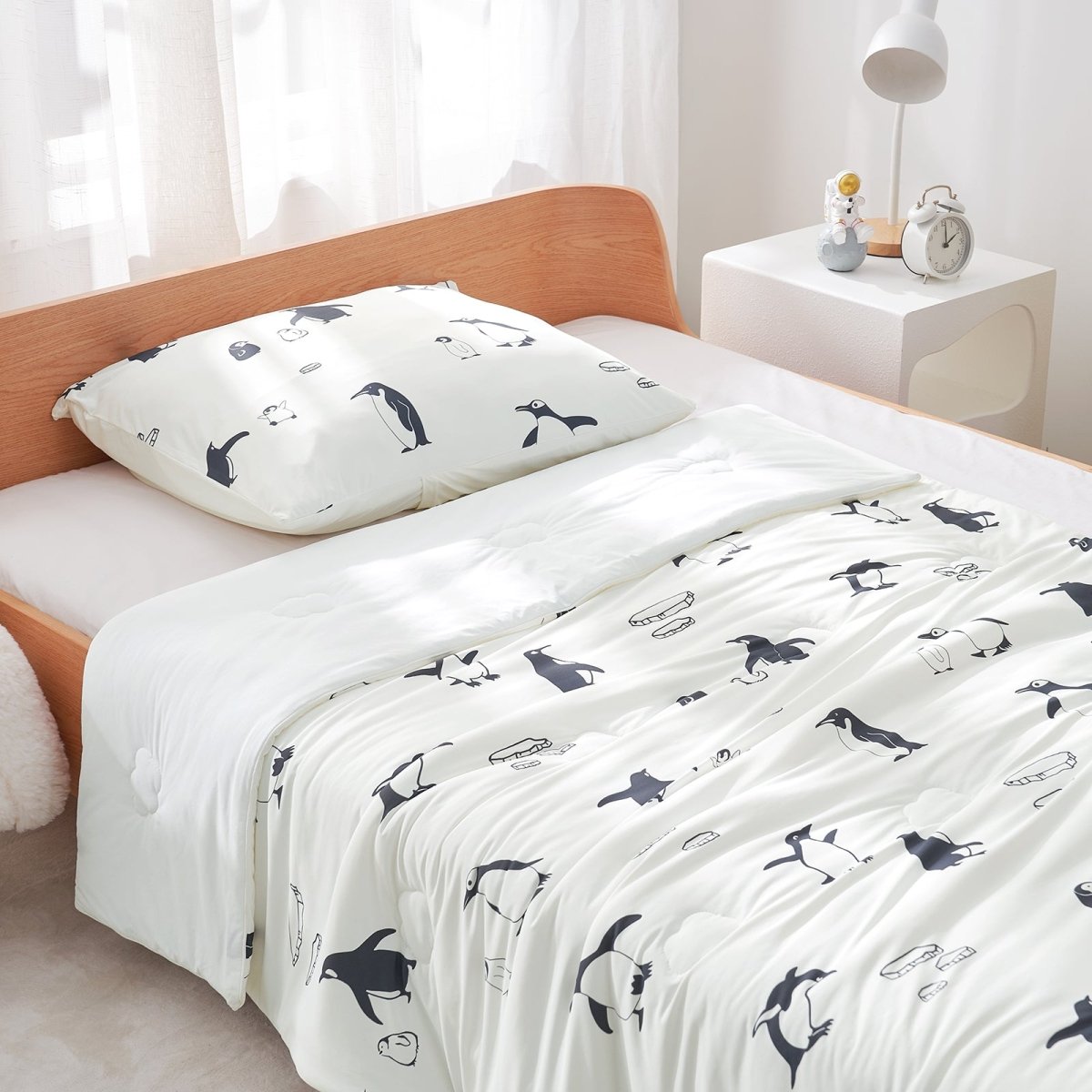 Comforter with antarctic penguin prints.#color_Antarctic Penguin