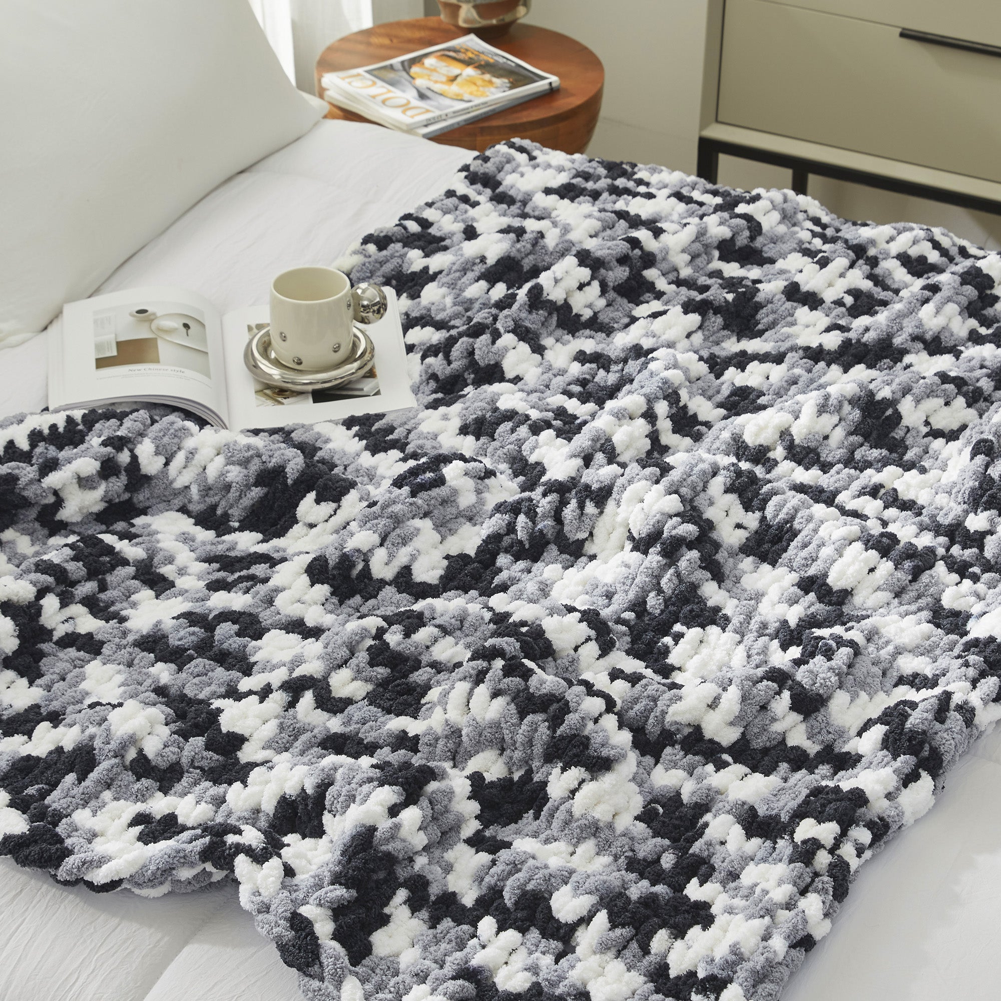 Cozy Bliss X Amélie Home Handmade Chenille Cable Knitted Crochet Throw Blanket